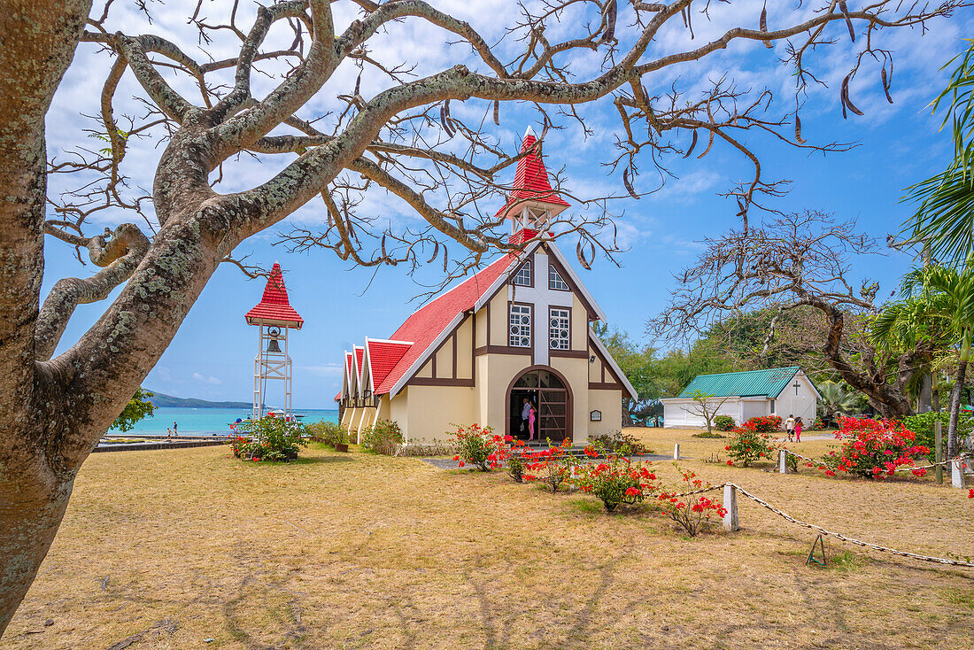 Blick auf Notre-Dame Auxiliatrice de Cap Malheureux an einem sonnigen Tag in Cap Malheureux, Mauritius, Indischer Ozean, Afrika