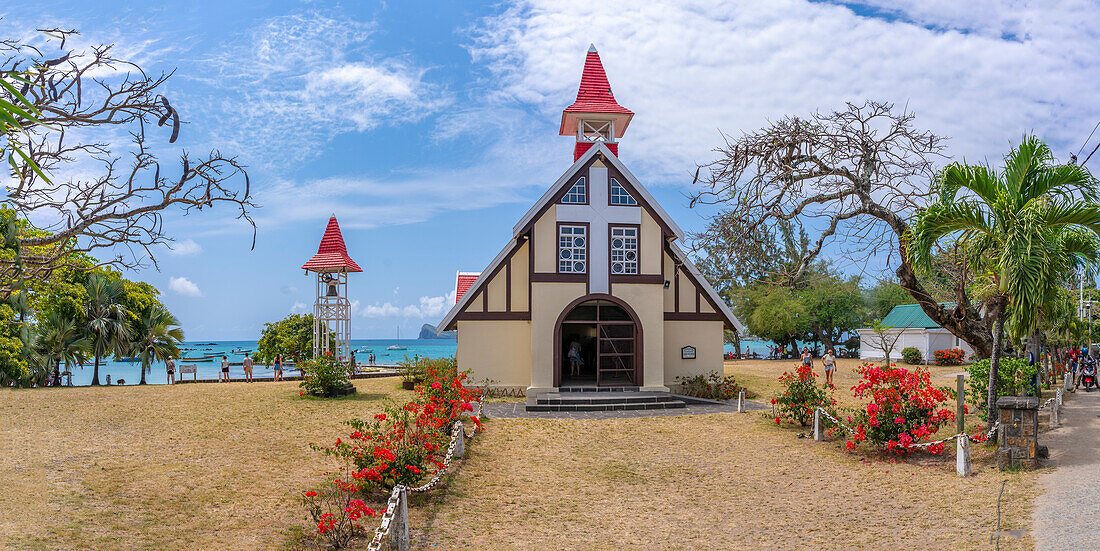 Blick auf Notre-Dame Auxiliatrice de Cap Malheureux an einem sonnigen Tag in Cap Malheureux, Mauritius, Indischer Ozean, Afrika