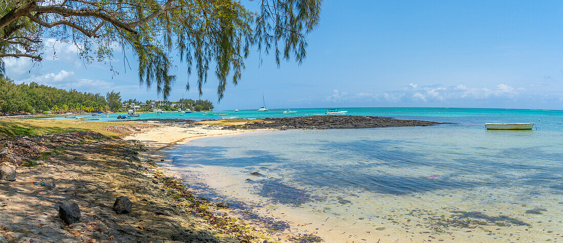 Blick auf den Strand und den türkisfarbenen Indischen Ozean an einem sonnigen Tag in Cap Malheureux, Mauritius, Indischer Ozean, Afrika