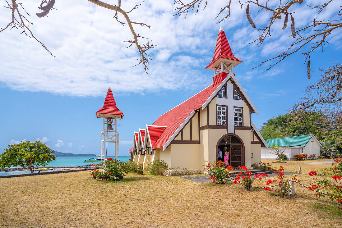 Blick auf Notre-Dame Auxiliatrice de Cap Malheureux an einem sonnigen Tag in Cap Malheureux, Mauritius, Indischer Ozean, Afrika