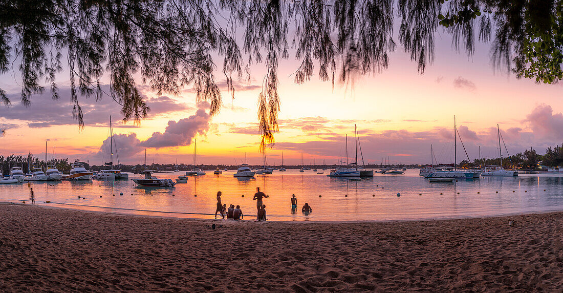 Blick auf Boote auf dem Wasser in Grand Bay bei Sonnenuntergang, Mauritius, Indischer Ozean, Afrika