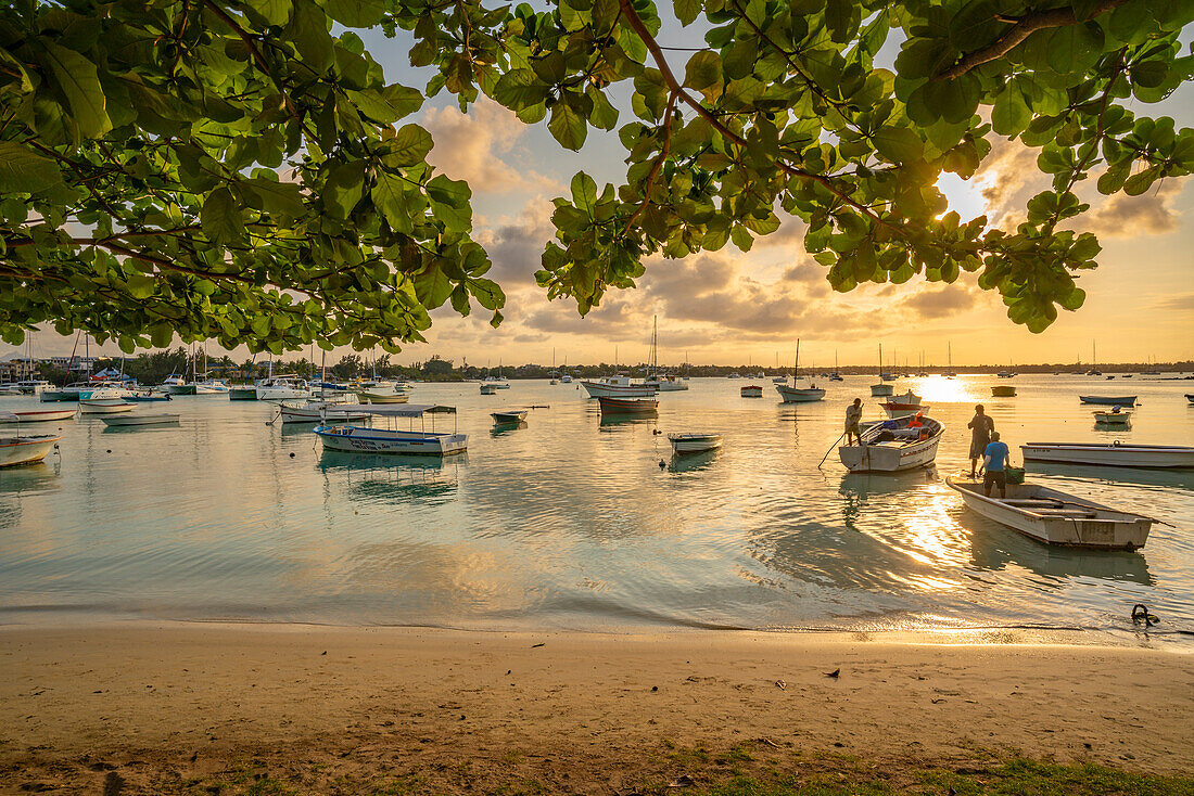 Blick auf Boote auf dem Wasser in Grand Bay zur goldenen Stunde, Mauritius, Indischer Ozean, Afrika