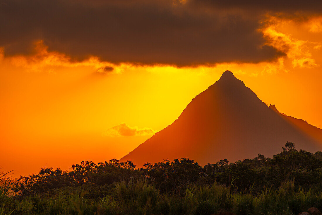 Blick auf Long Mountains bei Sonnenuntergang in der Nähe von Beau Bois, Mauritius, Indischer Ozean, Afrika
