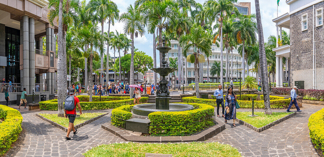Blick auf Springbrunnen und Bäume auf dem Place d'Armes in Port Louis, Port Louis, Mauritius, Indischer Ozean, Afrika