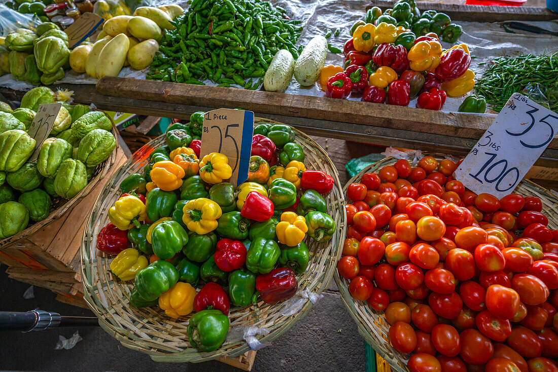 Blick auf einen Obststand, der Paprika und Tomaten auf dem Markt nahe dem Busbahnhof verkauft, Port Louis, Mauritius, Indischer Ozean, Afrika