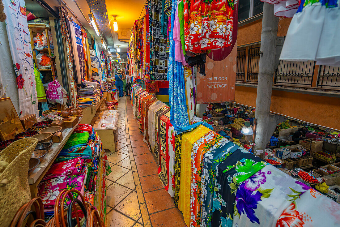 Blick auf bunte Textilien und Marktstände auf dem Zentralmarkt in Port Louis, Port Louis, Mauritius, Indischer Ozean, Afrika