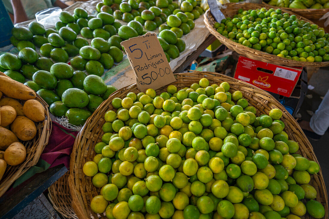 Blick auf einen Obststand mit Limetten und Mangos auf dem Markt in der Nähe des Busbahnhofs, Port Louis, Mauritius, Indischer Ozean, Afrika