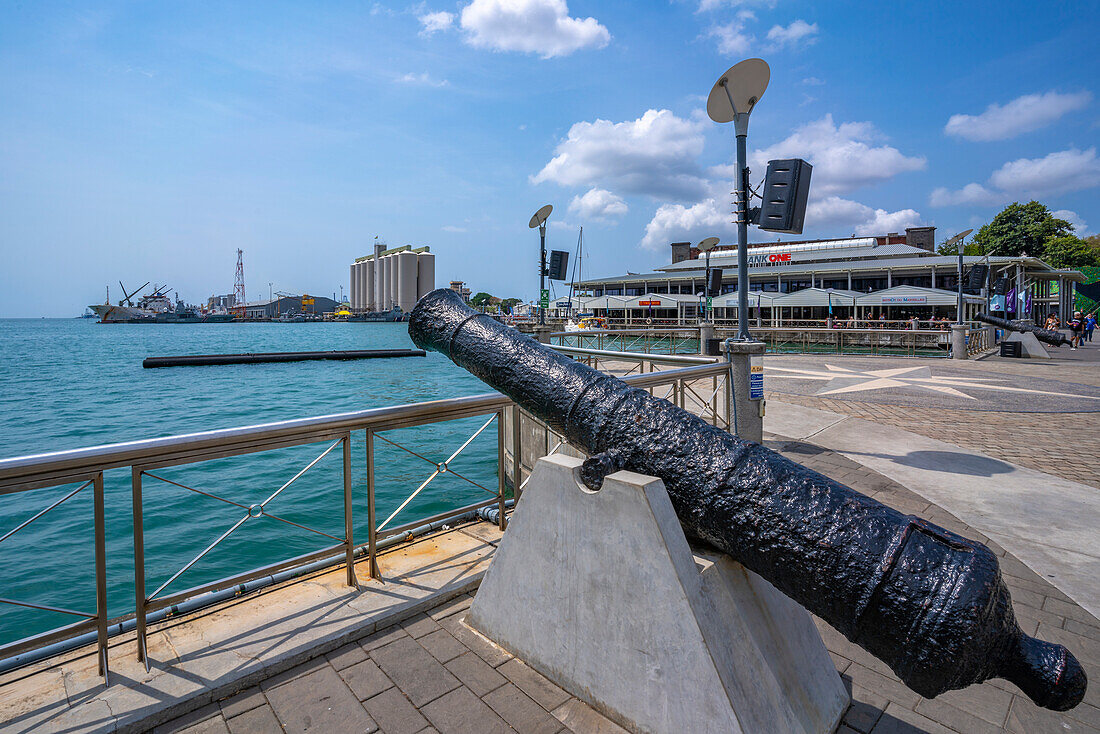 Blick auf Kanone und Les Moulins de la Concorde an der Caudan Waterfront in Port Louis, Port Louis, Mauritius, Indischer Ozean, Afrika