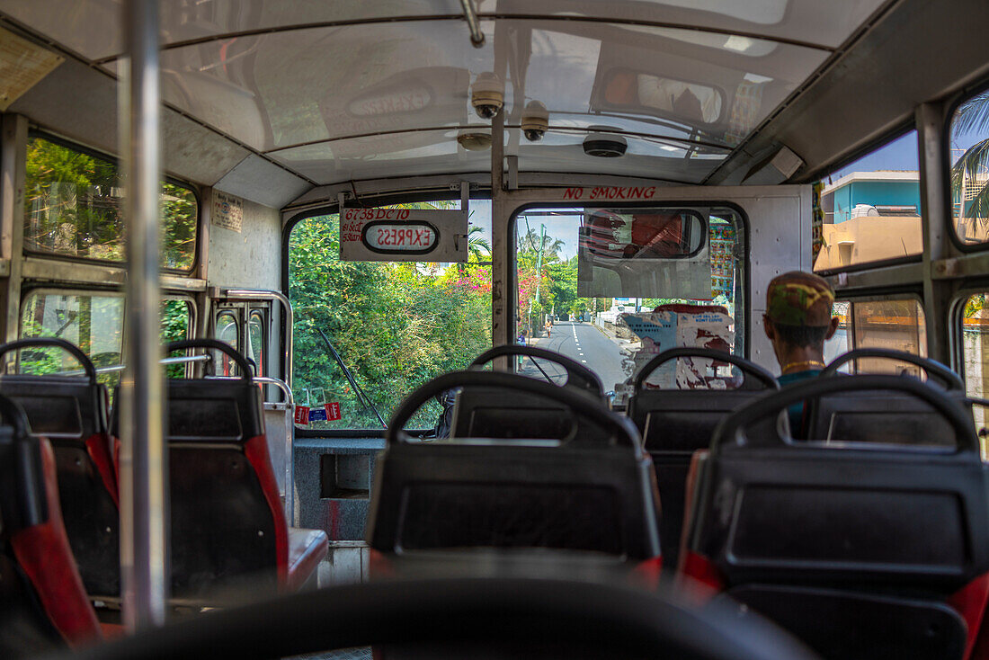 Blick auf einen Bus des öffentlichen Nahverkehrs in Cap Malheureux, Mauritius, Indischer Ozean, Afrika