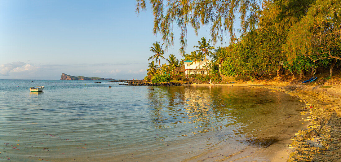 Blick auf den Strand und den türkisfarbenen Indischen Ozean bei Sonnenuntergang in Cap Malheureux, Mauritius, Indischer Ozean, Afrika