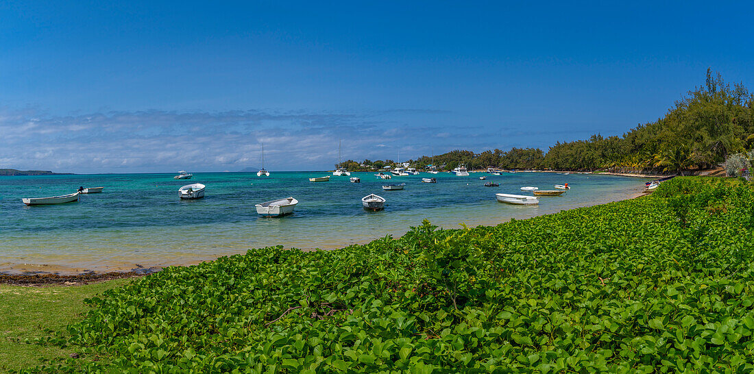 Blick auf den Strand und den türkisfarbenen Indischen Ozean an einem sonnigen Tag in Cap Malheureux, Mauritius, Indischer Ozean, Afrika