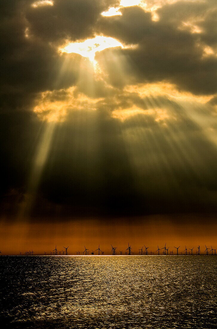 Sonnenstrahlen von der Insel Walney an der Küste von Cumbria, Halbinsel Furness, Cumbria, England, Vereinigtes Königreich, Europa