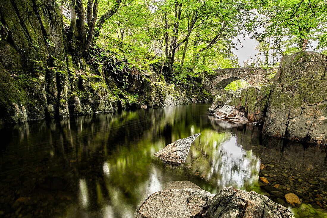 Bewölkter Tag im Eskdale-Tal mit ruhigem und kaltem Wasser von der Trough House Bridge und dem atemberaubenden Fluss Esk, Lake District National Park, UNESCO-Weltkulturerbe, Cumbria, England, Vereinigtes Königreich, Europa