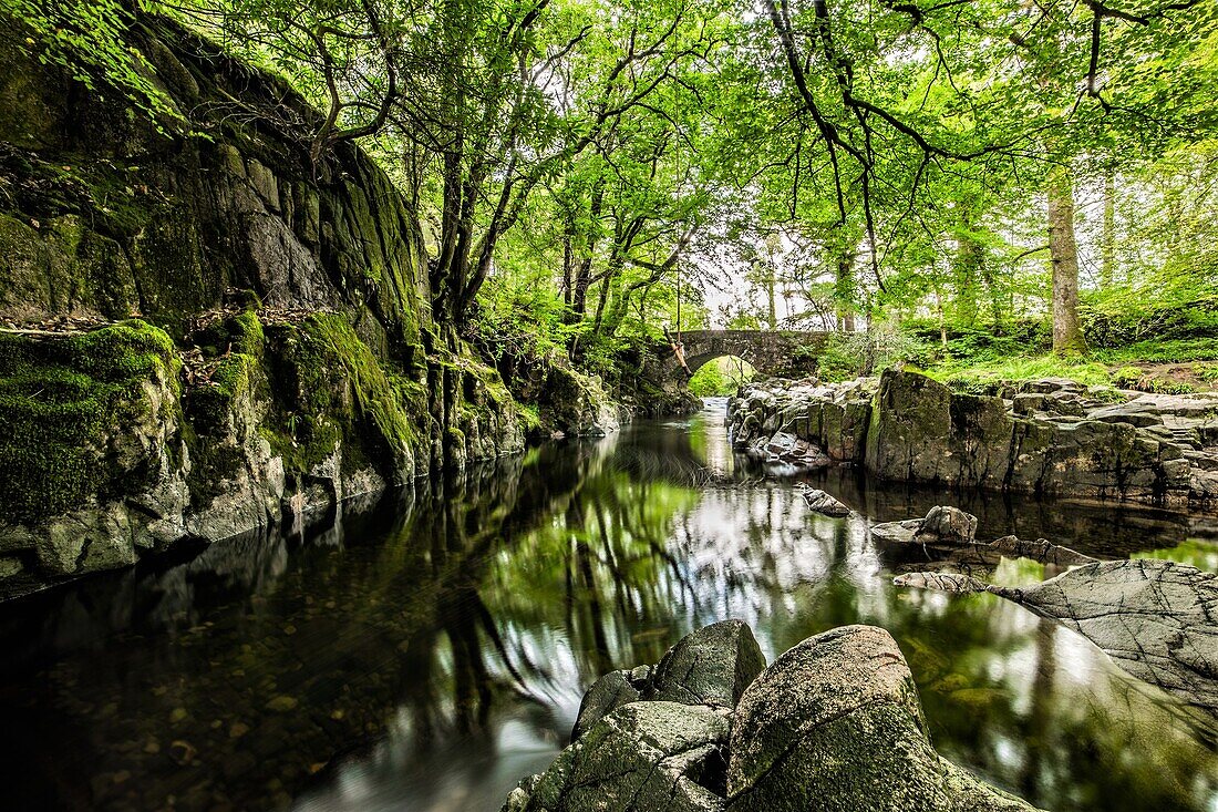 Bewölkter Tag im Eskdale-Tal mit ruhigem und kaltem Wasser von der Trough House Bridge und dem atemberaubenden Fluss Esk, Lake District National Park, UNESCO-Weltkulturerbe, Cumbria, England, Vereinigtes Königreich, Europa