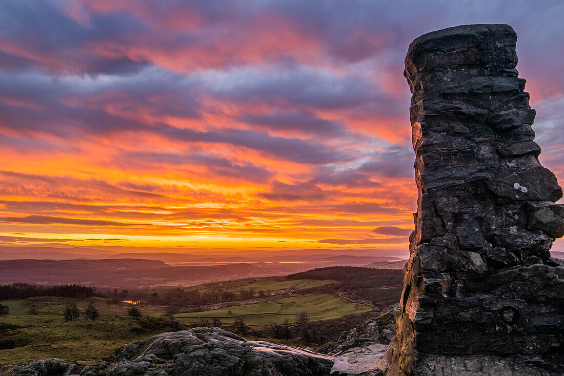 Blick auf den Sonnenaufgang von Gummers How im Lake District National Park, UNESCO-Welterbe, Cumbria, England, Vereinigtes Königreich, Europa