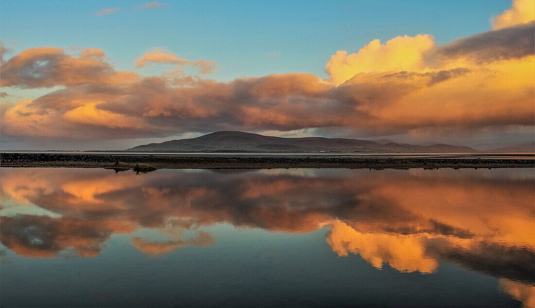 Spiegelungen vom Sandscale Haws Nature Reserve, Blick über die Duddon-Mündung in Richtung Black Combe, Cumbrian Coast, Cumbria, England, Vereinigtes Königreich, Europa