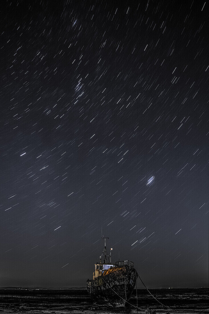 Sternenschweif über dem stillgelegten Trawler Vita Nova, von der Cumbrian Coast, Furness Peninsula, Cumbria, England, Vereinigtes Königreich, Europa