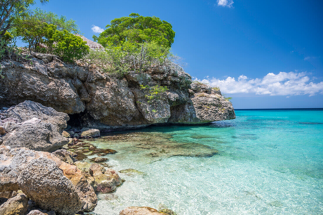 Das kristallklare türkisfarbene Meer am Strand Grote Knip, berühmt für sein blaues Wasser, auf der niederländischen Karibikinsel Curacao, Westindien, Karibik, Mittelamerika