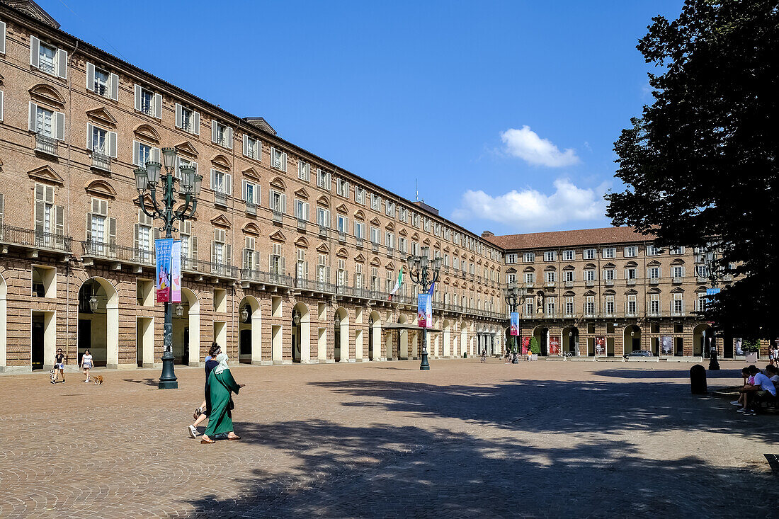 Architektur auf der Piazza Castello, einem prominenten rechteckigen Platz im Stadtzentrum, auf dem sich mehrere wichtige architektonische Komplexe befinden, mit seinen eleganten Säulengängen und Fassaden, Turin, Piemont, Italien, Europa