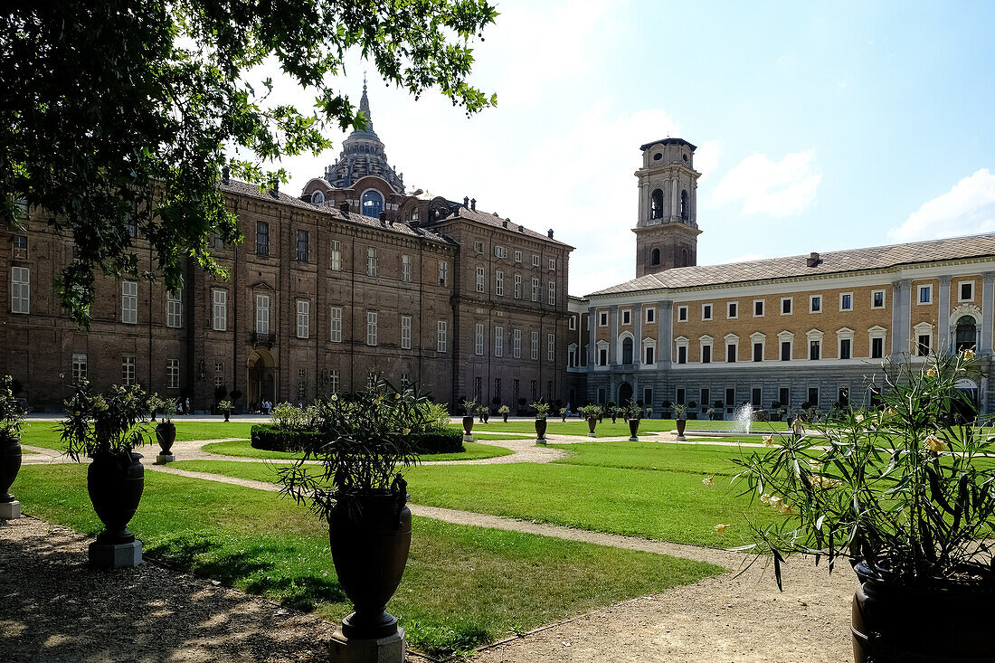 Blick auf die Gärten des Königspalastes von Turin, historischer Palast des Hauses Savoyen, UNESCO-Welterbe, Turin, Piemont, Italien, Europa