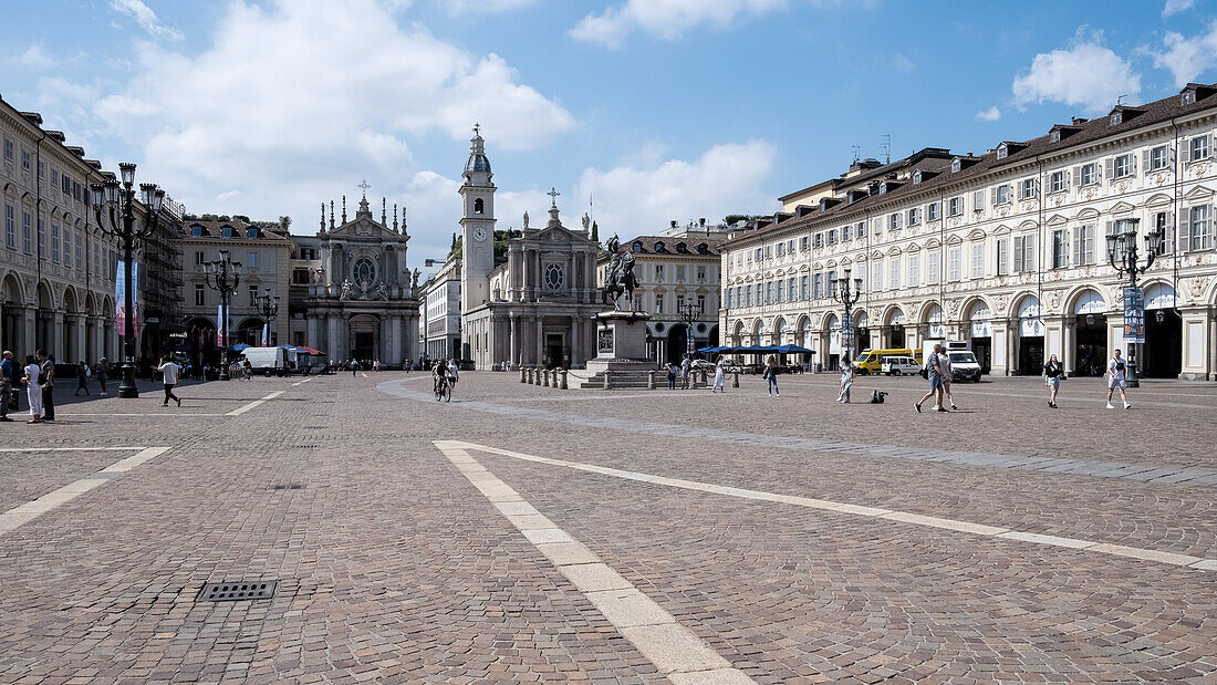 Blick auf die Piazza San Carlo, einen bedeutenden Stadtplatz mit barocker Architektur, in dessen Mitte sich das Reiterdenkmal von Emmanuel Philibert von Carlo Marochetti aus dem Jahr 1838 befindet, Turin, Piemont, Italien, Europa