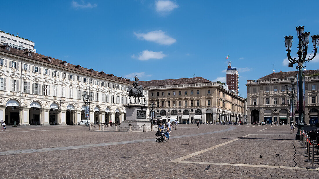 Blick auf die Piazza San Carlo, einen Platz mit barocker Architektur und dem Reiterdenkmal von Emmanuel Philibert von Carlo Marochetti aus dem Jahr 1838 in seiner Mitte, Turin, Piemont, Italien, Europa