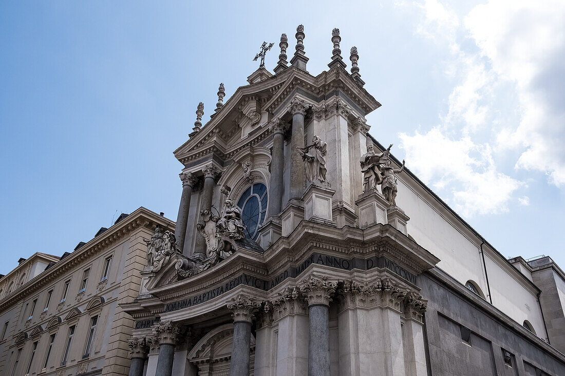 Blick auf Santa Cristina, eine römisch-katholische Kirche im Barockstil, die die benachbarte Kirche San Carlo widerspiegelt und auf die Piazza San Carlo ausgerichtet ist, Turin, Piemont, Italien, Europa