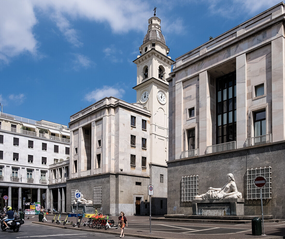 Blick auf die Brunnen Po und Dora auf der Piazza CLN aus dem Jahr 1936, die mit allegorischen Skulpturen geschmückt sind und als neorationalistische Symbole in der Vision des Architekten Marcello Piacentini für die Neugestaltung der Via Roma stehen, Turin, Piemont, Italien, Europa