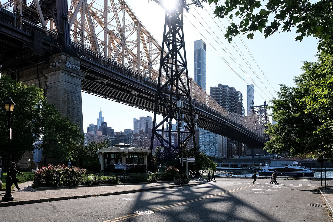 Blick auf die Queensboro Bridge, eine freitragende Brücke über den East River, die Long Island City in Queens mit den Stadtvierteln East Midtown und Upper East Side in Manhattan verbindet und über Roosevelt Island führt, New York City, Vereinigte Staaten von Amerika, Nordamerika