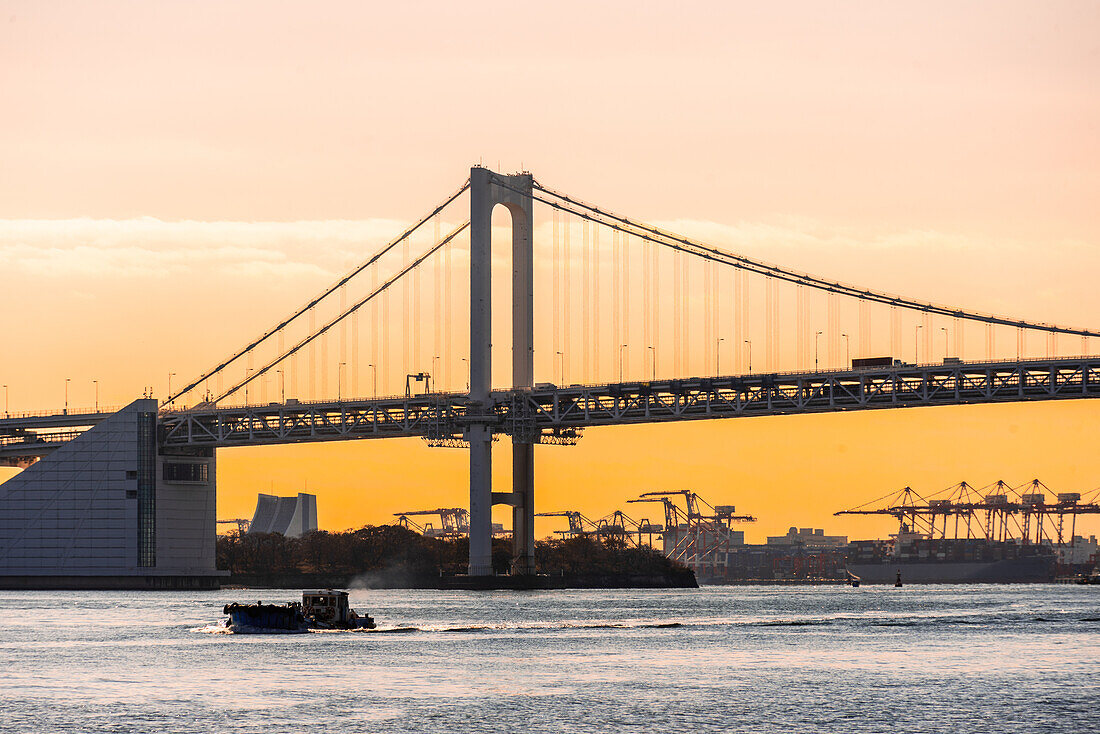 Blick vom Fluss Sumida bei Sonnenaufgang, Tokio Regenbogenbrücke und Kräne von Odaiba, Tokio, Honshu, Japan, Asien