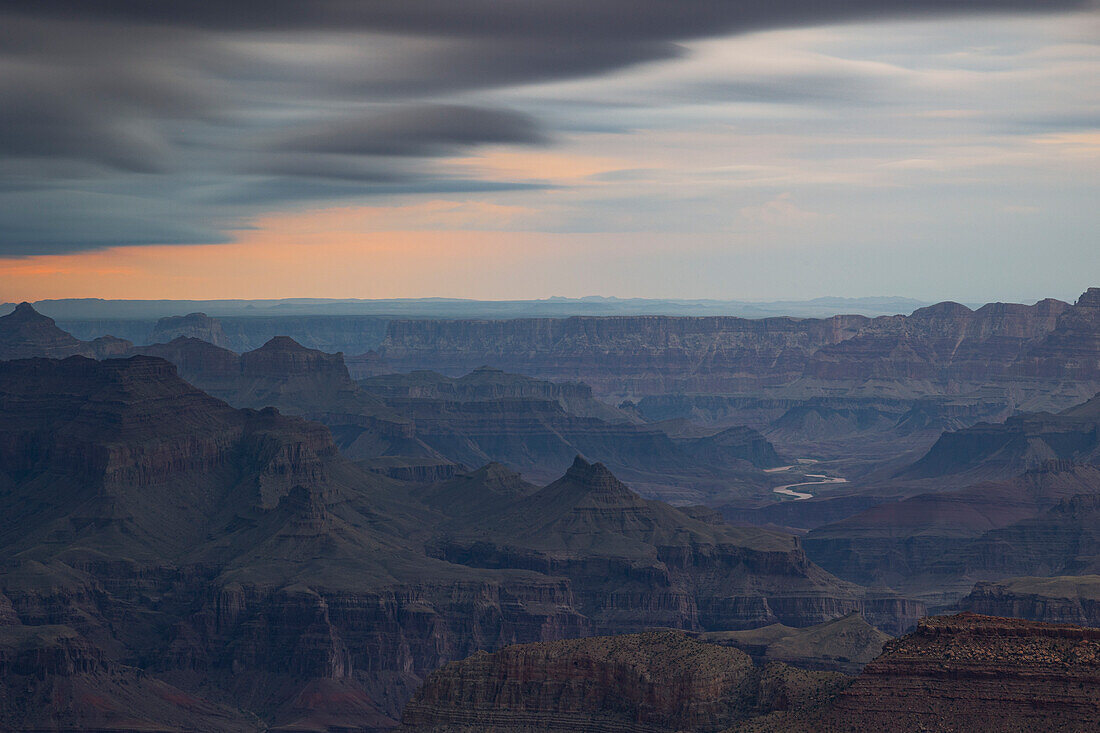 Wunderschönes Licht umhüllt den Grand Canyon während eines Sonnenuntergangs im Sommer, UNESCO-Weltkulturerbe, Arizona, Vereinigte Staaten von Amerika, Nordamerika