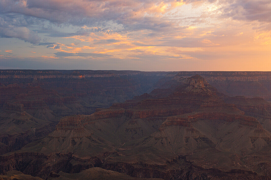 Goldenes Licht umhüllt den Grand Canyon während eines Sonnenaufgangs im Sommer, Tusayan, Arizona, Vereinigte Staaten von Amerika, Nordamerika