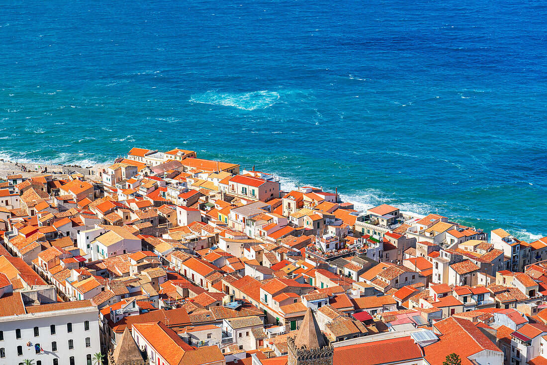 Das alte Fischerdorf Cefalu mit roten Dächern und weißen Häusern von oben gesehen, Provinz Palermo, Tyrrhenisches Meer, Sizilien, Italien, Mittelmeer, Europa