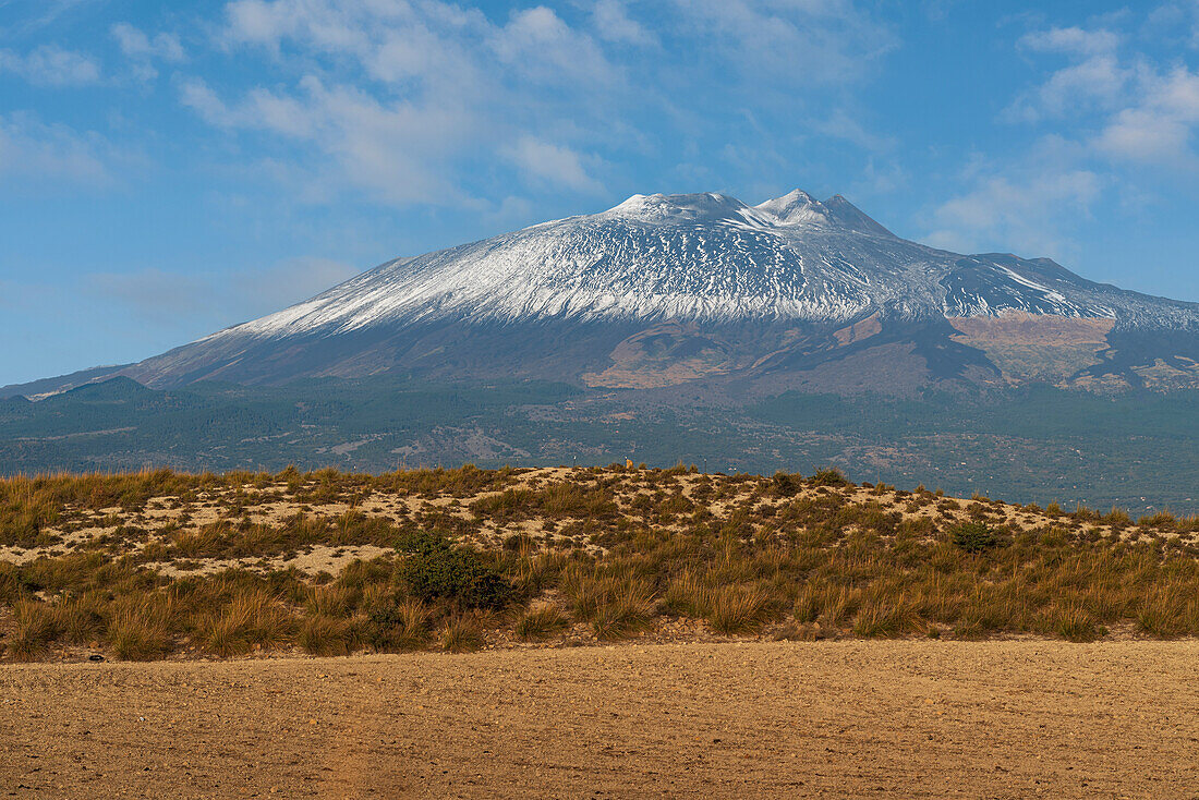 Erster Schnee auf dem Gipfel des Vulkans Ätna vom Landesinneren aus gesehen, UNESCO-Welterbe, Ätna-Park, Provinz Catania, Sizilien, Italien, Mittelmeer, Europa