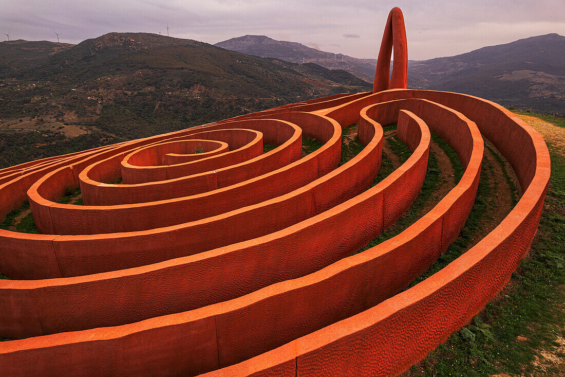Ariadne's Labyrinth, Kunstinstallation auf einem Hügel in der Gemeinde Castel del Lucio, Fiumara d'Arte, Nebrodi-Gebirge, Provinz Messina, Sizilien, Italien, Mittelmeerraum, Europa