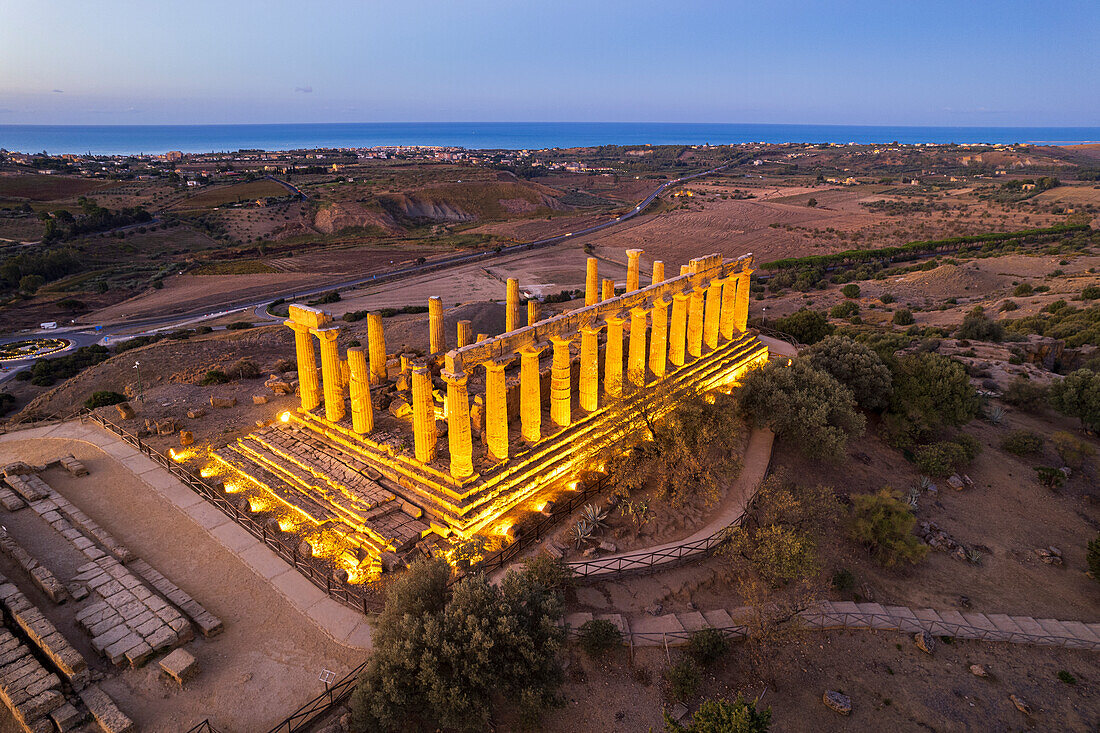 Der beleuchtete griechische Tempel der Hera von einer Drohne aus gesehen, Tal der Tempel, UNESCO-Weltkulturerbe, Agrigento, Sizilien, Italien, Mittelmeer, Europa