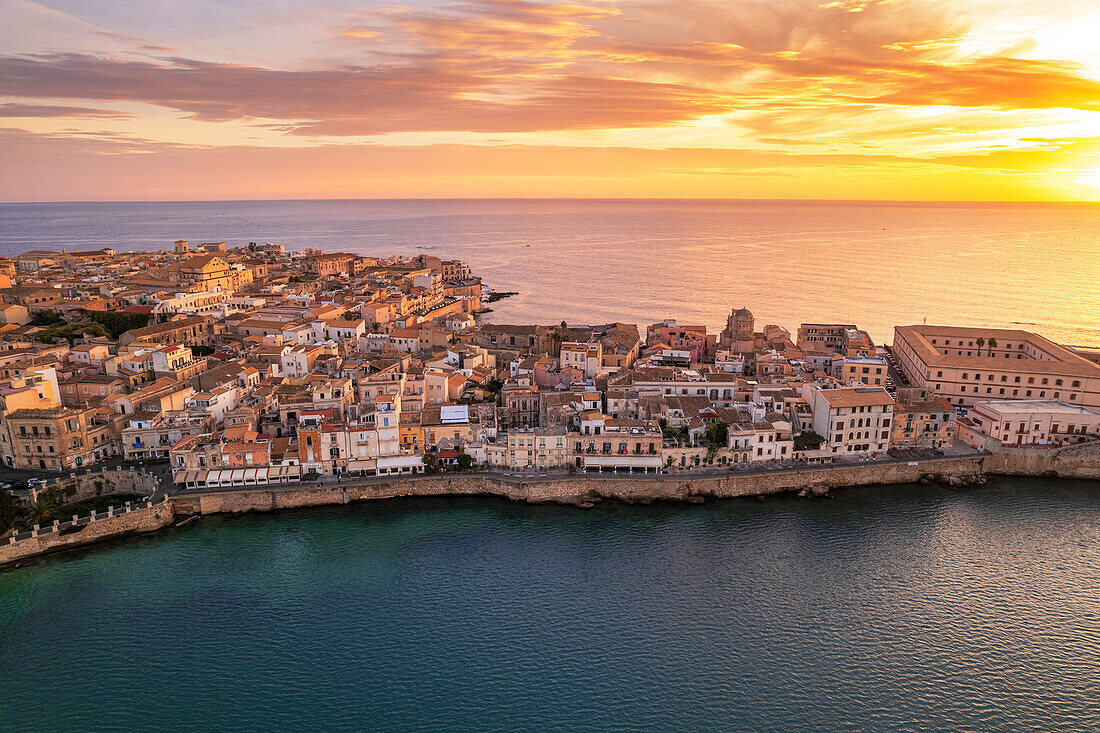 Luftaufnahme der alten und befestigten Stadt Syrakus, UNESCO-Weltkulturerbe, Insel Ortigia, Provinz Syrakus, Ioanisches Meer, Sizilien, Italien, Mittelmeer, Europa