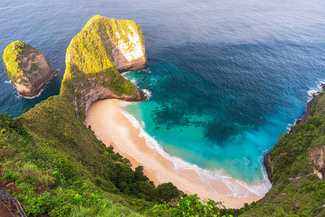 Kelingking weißer Sandstrand (T-Rex Beach) von oben bei Sonnenaufgang gesehen, Insel Nusa Penida, Klungkung Regentschaft, Bali, Indonesien, Südostasien, Asien