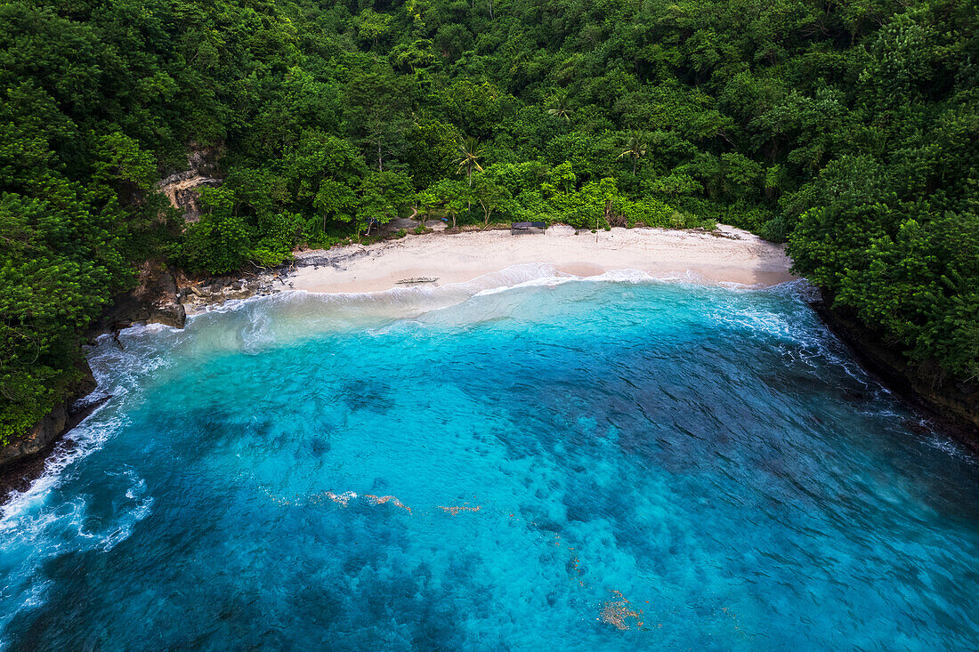 Tropischer indonesischer Strand der Insel Nusa Penida mit türkisfarbenem und kristallklarem Meerwasser, Luftaufnahme, Crystal Bay, Nusa Penida, Klungkung Regentschaft, Bali, Indonesien, Südostasien, Asien