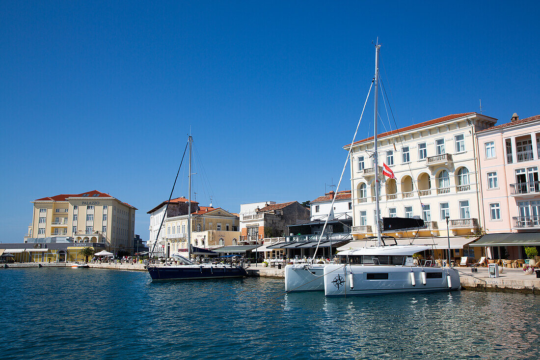 Boote und Restaurants am Wasser, Hafen, Porec, Kroatien, Europa