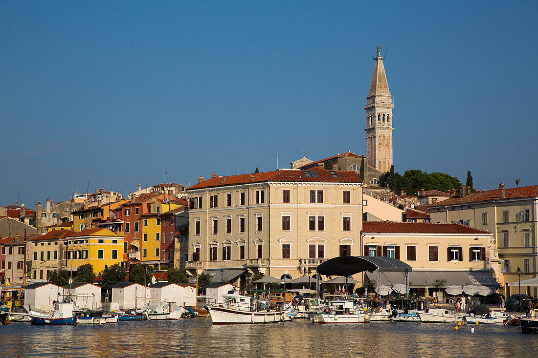 Hafen und Skyline mit Turm der Kirche St. Euphemia, Altstadt, Rovinj, Kroatien, Europa