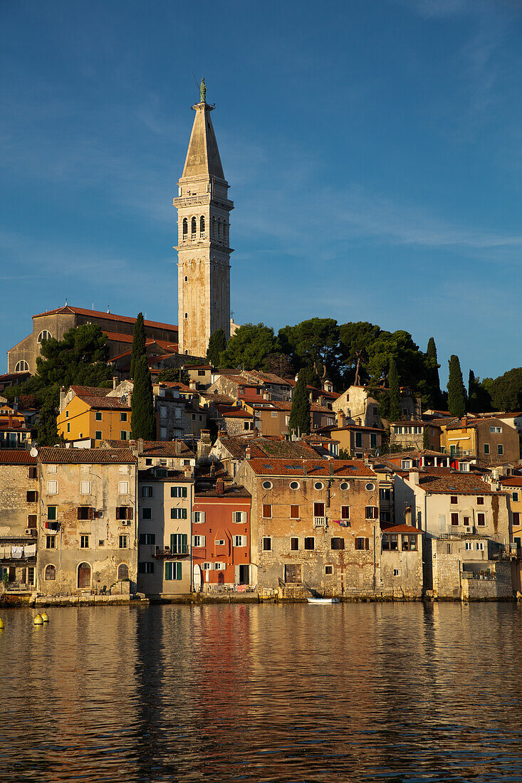 Uferpromenade und Turm der St.-Euphemia-Kirche, Altstadt, Rovinj, Kroatien, Europa
