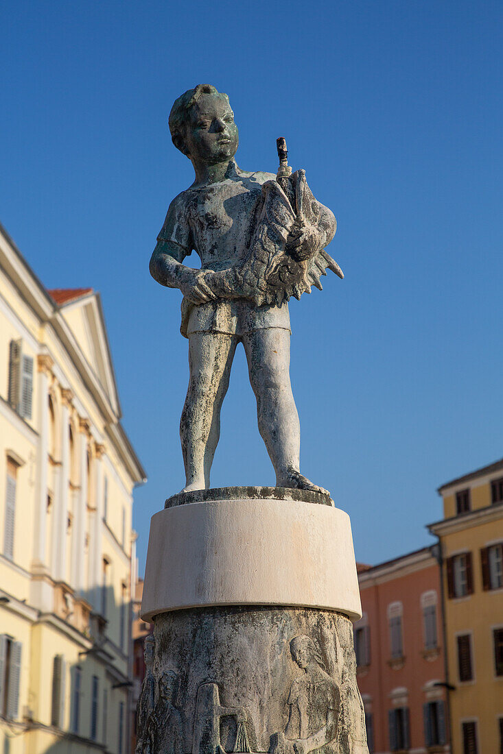 Statue eines Jungen mit Fisch, Altstadt, Rovinj, Kroatien, Europa