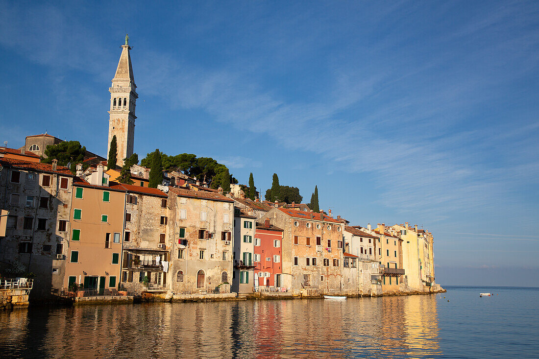 Uferpromenade und Turm der St.-Euphemia-Kirche, Altstadt, Rovinj, Kroatien, Europa