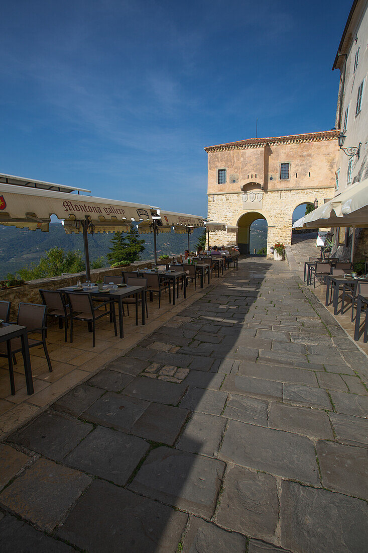 Restaurant auf dem Hügel mit Stadttor, Motovun, Zentralistrien, Kroatien, Europa