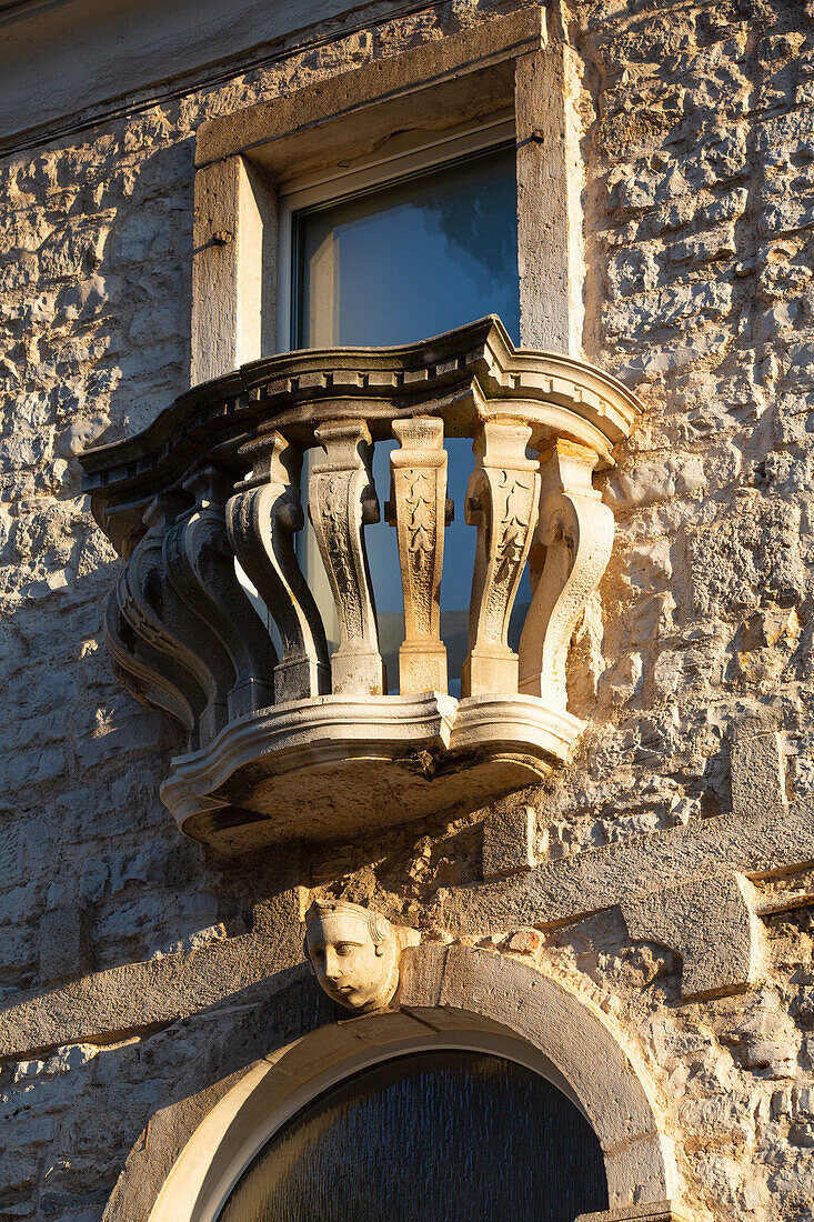 Dekorativer Balkon, Altstadt, Pula, Kroatien, Europa