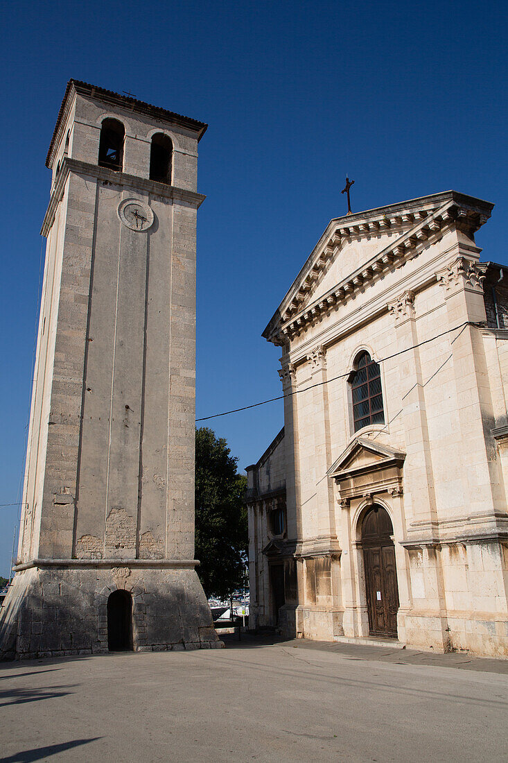 Uhrenturm und Kathedrale der Himmelfahrt der Heiligen Jungfrau Maria aus dem 4. Jahrhundert, Pula, Kroatien, Europa