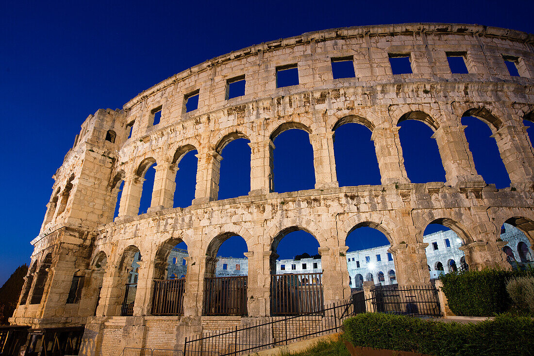 Abend, Pula Arena, Römisches Amphitheater, erbaut zwischen 27 v. Chr. und 68 n. Chr., Pula, Kroatien, Europa