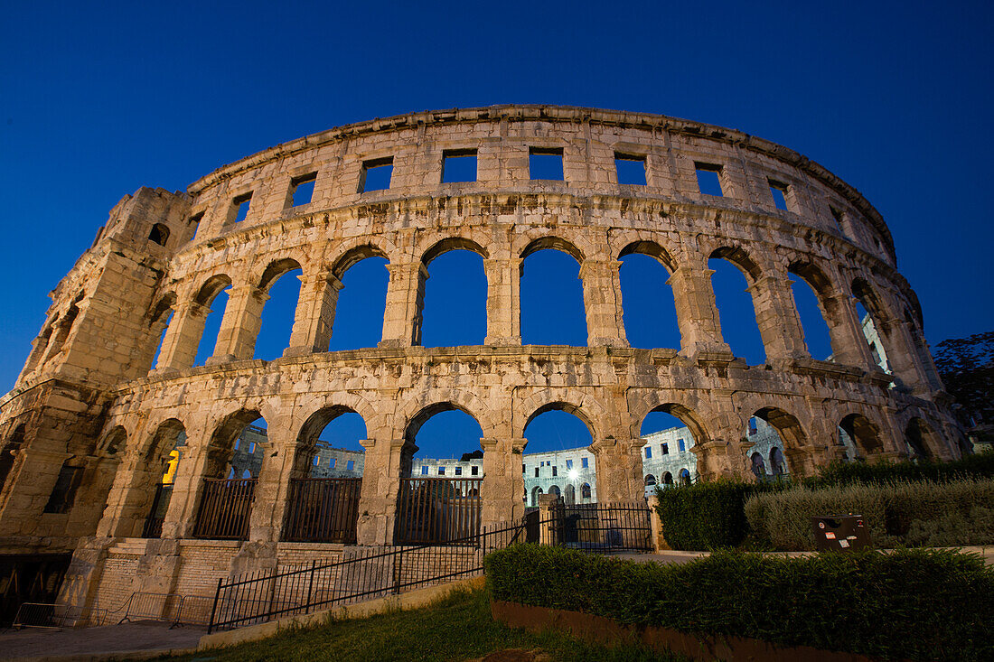 Abend, Pula Arena, Römisches Amphitheater, erbaut zwischen 27 v. Chr. und 68 n. Chr., Pula, Kroatien, Europa