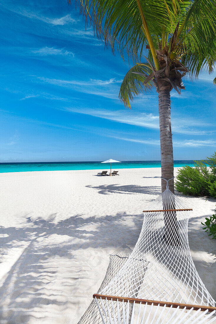 Tropischer Strand, Landschaft mit Hängematte und weißem Sand, Malediven, Indischer Ozean, Asien